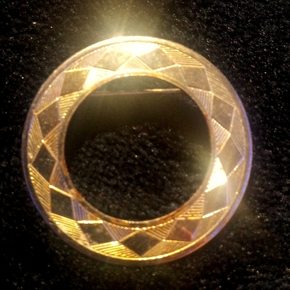 Vintage Brooch American Gold Round Years 60 - Vtg Gold Tone Round Brooch - Picture 2 of 3